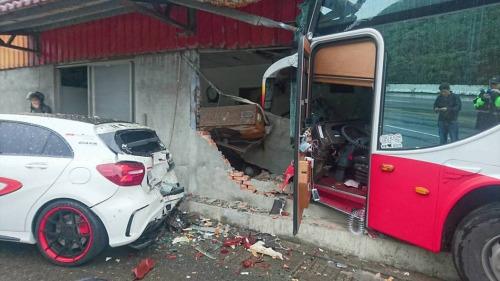 中國僑網(wǎng)游覽車沖撞民宅,。圖片來源:臺灣《聯(lián)合報(bào)》記者曾健佑/攝