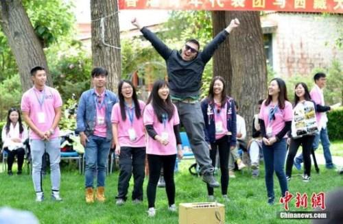 中國僑網(wǎng)資料圖 包括香港浸會大學(xué)、香港中文大學(xué)學(xué)生在內(nèi)的33名青少年及工作人員組成的香港青年代表團(tuán)乘火車抵達(dá)拉薩,,在西藏開展為期6天的交流活動,。李林 攝