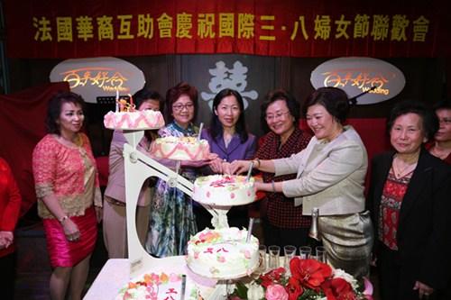 中國僑網(wǎng)陸青江,、江秀文、潘笑黎以及各僑團代表共切節(jié)日蛋糕,。(法國《歐洲時報》/黃冠杰 攝)