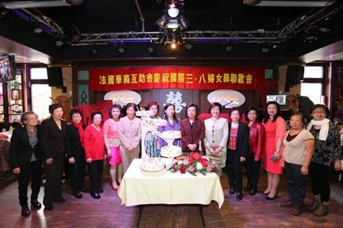 中國僑網(wǎng)陸青江,、江秀文與旅法社團婦女代表及會長團姐妹們合影。(法國《歐洲時報》/黃冠杰 攝)