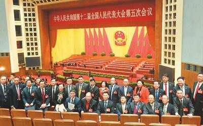 中國僑網(wǎng)部分海外列席代表在人民大會堂合影留念,。(由捷克華人青年聯(lián)合總會會長宗偉勇提供)
