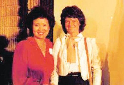 中國僑網(wǎng)1984年,,陳李琬若和美國第一位女太空人萊德(Sally Ride)合影,。(美國《僑報》 陳李琬若提供)