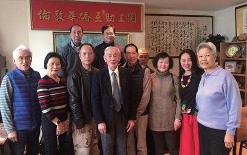 中國(guó)僑網(wǎng)前排中為文祖裘,。(《歐洲時(shí)報(bào)》英國(guó)版/作者供圖)