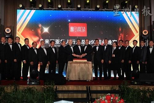 中國僑網(wǎng)廖中萊(中)在行總?cè)w理事的陪同下,于行總97周年晚宴上主持切蛋糕儀式,。(馬來西亞《星洲日報(bào)》)