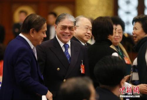 中國僑網(wǎng)霍震霆委員(左二)與委員交流(資料圖)。中新社記者 杜洋 攝