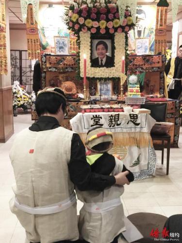 中國(guó)僑網(wǎng)陳建生的女兒丶兒子和孫兒在遺照前上香,。(美國(guó)《僑報(bào)》/葉永康 攝)
