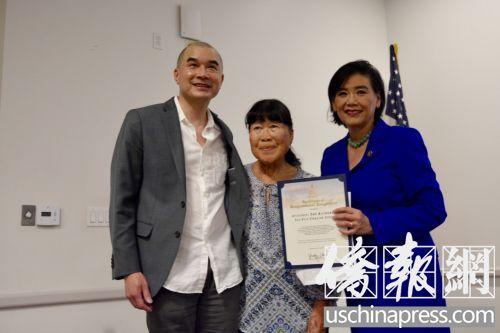 中國僑網(wǎng)趙美心(右)為楊玉英(中)和導(dǎo)演梅展鴻(左)頒發(fā)賀狀,。(美國《僑報(bào)》/夏嘉 攝)