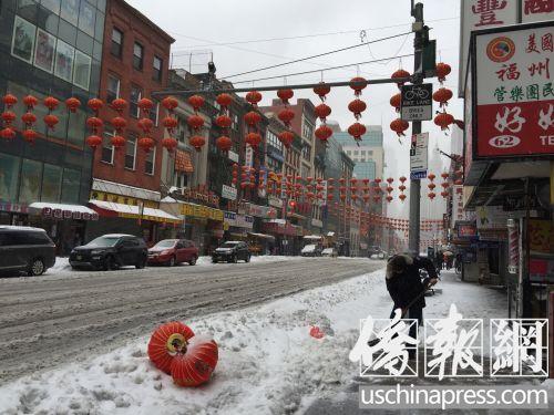 中國(guó)僑網(wǎng)紐約華埠東百老匯在大雪下一片沉寂,?!睹绹?guó)《僑報(bào)》/葉永康 攝)