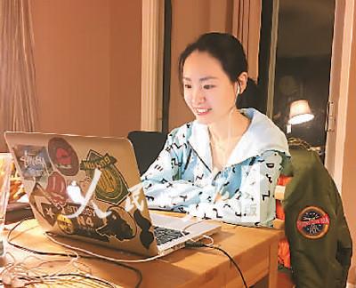 中國僑網(wǎng)王昕鈺在國外和媽媽視頻聊天,。