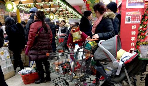 中國僑網(wǎng)風(fēng)雪來臨,民眾13日傍晚涌入超市購物,以備度過暴風(fēng)雪,。(美國《世界日報》/許振輝 攝)