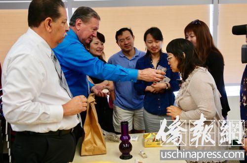 中國(guó)僑網(wǎng)警官們?cè)谧尣糠致?tīng)眾體驗(yàn)大麻的氣味,。(美國(guó)《僑報(bào)》/邱晨 攝)