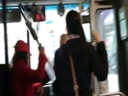 中國僑網(wǎng)紅帽西語裔女子在載滿華人的公交車上公然侮辱華人,,甚至提傘棒打華裔老翁。(美國《世界日報》)