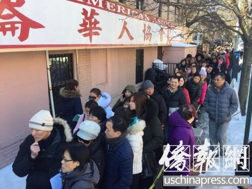 中國(guó)僑網(wǎng)一千多名家長(zhǎng)攜子女繞街排隊(duì),,等候領(lǐng)表報(bào)名申請(qǐng)布魯克林華協(xié)會(huì)的新學(xué)年托兒所。(美國(guó)《僑報(bào)》/高詩(shī)云 攝)
