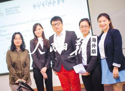 中國僑網(wǎng)肖毅(左三)與妻子(右一)在論文答辯期間,。