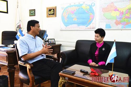 中國僑網(wǎng)袁建平與來訪者交流,。(阿根廷華人網(wǎng))