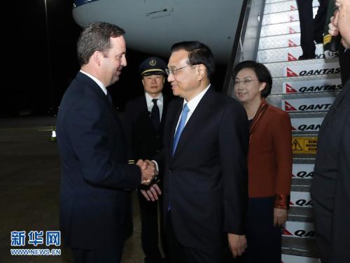 中國僑網(wǎng)當?shù)貢r間3月22日晚,國務院總理李克強乘專機抵達堪培拉機場,開始對澳大利亞進行正式訪問,并舉行第五輪中澳總理年度會晤,。李克強總理夫人程虹同機抵達。(新華社/龐興雷 攝)