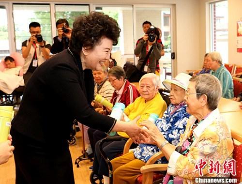 中國(guó)僑網(wǎng)圖為裘援平向在華助中心生活的老人們贈(zèng)送禮品,。 中新社記者 賴(lài)海隆 攝