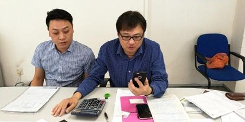中國僑網(wǎng)傅雷洲(左)反映休旅車被拍賣后,至今仍未被轉(zhuǎn)名,鄭志文(右)在記者會現(xiàn)場撥電給銀行相關(guān)的負責人,,對方表示已經(jīng)就此事展開調(diào)查,。(馬來西亞《詩華日報》)