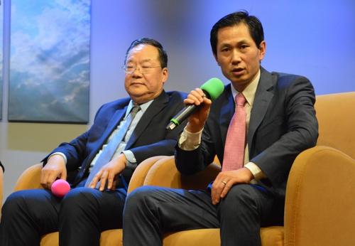 中國僑網(wǎng)陳明利(右)表示新政府加強(qiáng)移民執(zhí)法,,若被查出濫領(lǐng)福利的移民,,恐影響日后入籍,更有面臨遞解的風(fēng)險,。(美國《世界日報》/牟蘭 攝)