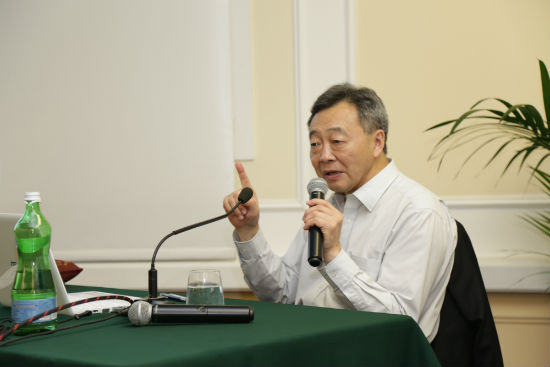 中國僑網(wǎng)經(jīng)濟(jì)學(xué)家,、中國人民大學(xué)教授黃衛(wèi)平在羅馬授課,,為華商分析當(dāng)前中歐經(jīng)貿(mào)形勢發(fā)展。(法國《歐洲時(shí)報(bào)》/張銳 張碩 攝)