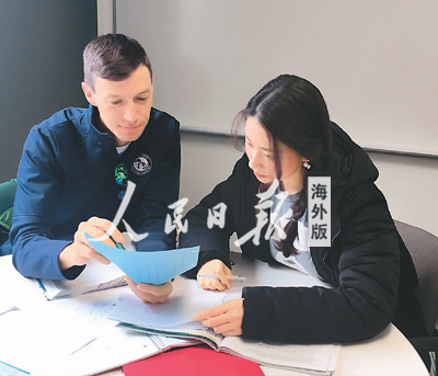 中國僑網賀楚萌(右)和外國同學在討論如何修改論文