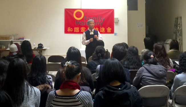 中國僑網(wǎng)陳偉力指出,若是忽視親子關(guān)系的維護,,孩子再有成就,,也形同陌生人。(美國《世界日報》/高夢梓 攝)