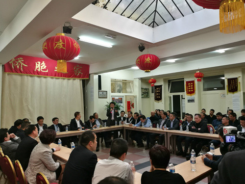 中國僑網(wǎng)華界緊急會議現(xiàn)場。(法國《歐洲時報》/孔帆 攝)