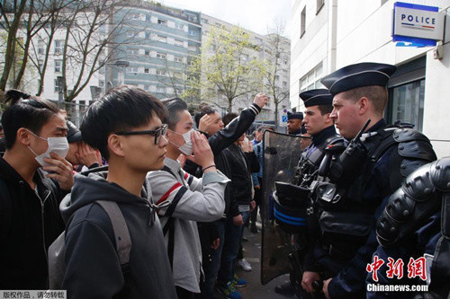 中國僑網(wǎng)資料圖:當?shù)貢r間3月26日晚,,居住在法國巴黎19區(qū)的青田籍華人男子被破門而入的執(zhí)法警察開槍打死,。法新社報道稱,首都巴黎的亞裔社區(qū)因此事舉行示威抗議活動,,并演變成暴力沖突,。法國警方28日表示,他們逮捕了35名示威者,。圖為當?shù)貢r間28日,,在法國巴黎的亞裔民眾在巴黎警察局門外與法國防暴警察對持。