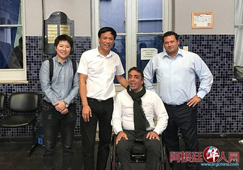 中國(guó)僑網(wǎng)議員袁建平,3區(qū)區(qū)長(zhǎng)Carlos Omar Breyaui(右二),,第七警察局局長(zhǎng)Patricio Eduardo Verti(右一),,袁議員辦公室工作人員袁奕蕊(左一)合影。(阿根廷華人網(wǎng))