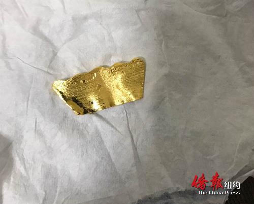 中國僑網(wǎng)華裔騙徒用來做誘餌的真金片道具。(美國《僑報》/讀者提供)