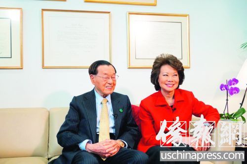 中國僑網(wǎng)趙錫成,、趙小蘭父女在趙小蘭的辦公室接受記者專訪,。(美國《僑報(bào)》/徐一凡 攝)