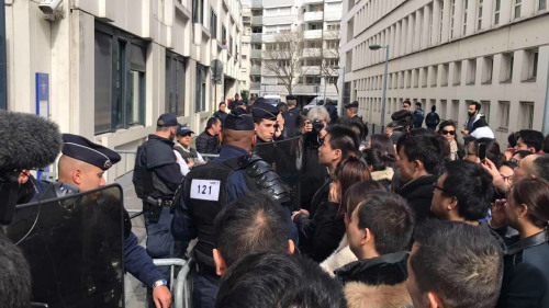 中國僑網(wǎng)28日,,華人自發(fā)聚集在巴黎19區(qū)警局門前抗議。(《歐洲時(shí)報(bào)》/黃冠杰 攝)