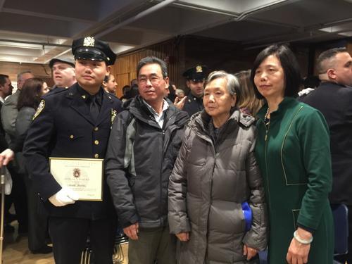 中國僑網(wǎng)張棟志晉升為警探,,其母(右一)倍感驕傲,。(美國《世界日?qǐng)?bào)》/高夢(mèng)梓 攝)