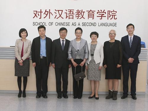 中國(guó)僑網(wǎng)合影留念
