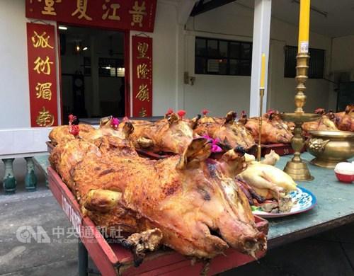 中國僑網(wǎng)已經(jīng)移居泰國數(shù)代的廣東華人,至今仍保留清明祭祖習俗,,以最具代表的烤乳豬來祭拜祖先,,圖為曼谷黃姓祖祠在4日祭祖。(臺灣“中央社”/劉得倉 攝)