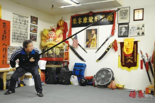 中國(guó)僑網(wǎng)葉永康在自己的武館內(nèi)練習(xí)功夫。(美國(guó)《僑報(bào)》資料圖)