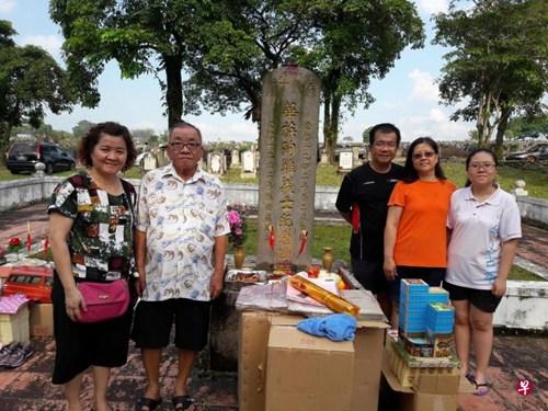 中國(guó)僑網(wǎng)吳碧山一家今年清明到蔡厝港華人墳場(chǎng),,最后一次在那里的公墓祭奠竹仔巷死難者,,圖為吳碧山的姐姐吳碧云(左起)、父親吳長(zhǎng)生、吳碧山,、他的妻子林麗娟和二女兒吳芷嫣。(新加坡《聯(lián)合早報(bào)》/吳碧山提供)