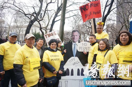 中國僑網(wǎng)華裔街頭商販呼吁市長白思豪重新開放街頭攤位營業(yè)執(zhí)照申請,。(僑報記者陳辰攝)