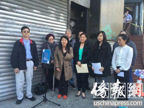 中國僑網(wǎng)資料圖:埃塞思街43號房客兩年前,,在樓宇前抗議房東騷擾和逼遷,。(美國《僑報》)