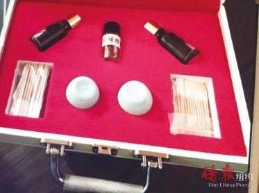 中國僑網(wǎng)美容店讓王女士涂在臉上的部分藥物,據(jù)悉上面沒有任何標識,。(美國《僑報》/王女士提供)