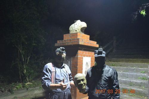 中國僑網(wǎng)自稱“臺灣建國工程隊”的人士趁夜砍蔣介石頭像并拍照。(圖片來源:臺灣《聯(lián)合報》)