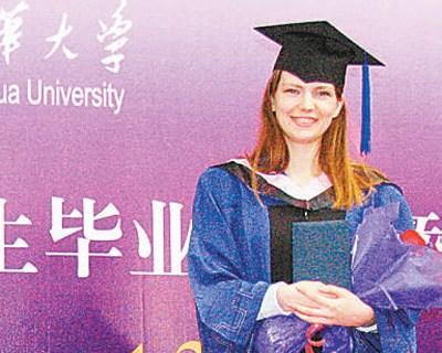 中國僑網(wǎng)2007年春季,,馬蘭在清華大學(xué)攻讀碩士學(xué)位畢業(yè)。 資料圖片