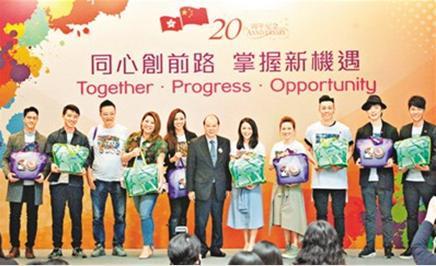 中國僑網(wǎng)香港回歸20周年系列慶?;顒油平闀?,眾多演藝明星同臺亮相,。 曾慶威攝