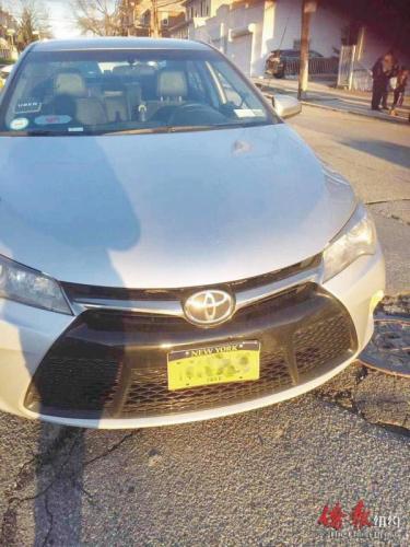 中國(guó)僑網(wǎng)被撞傷華裔男孩的母親拍下的肇事Uber車,,且照片顯示當(dāng)時(shí)天色很亮。(美國(guó)《僑報(bào)》)
