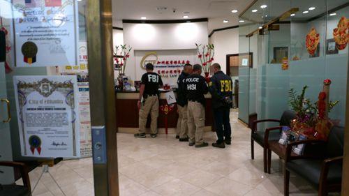 中國僑網資料圖:聯(lián)邦機構突襲搜捕華人移民詐騙機構。(美國《世界日報》/李雪 攝)