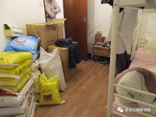 中國僑網(wǎng)住處擺放食物,。(星島日報歐洲版微信公眾號)