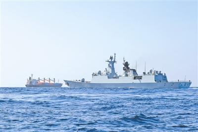 中國(guó)僑網(wǎng)OS35號(hào)貨船在玉林艦的護(hù)送下向也門(mén)亞丁港附近海域航行,。李維攝
