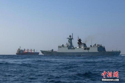 中國僑網(wǎng)當?shù)貢r間4月11日,中國海軍第25批護航編隊玉林艦,,將此前被武力營救的圖瓦盧籍OS35號貨船護送至也門亞丁港附近的安全海域,。圖為商船在玉林艦的警戒下駛向也門亞丁港引航錨地。中新社發(fā) 李維 攝