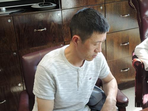 中國僑網(wǎng)林先生講述自己的經(jīng)歷,。(美國《僑報(bào)》/朱蕾 攝)
