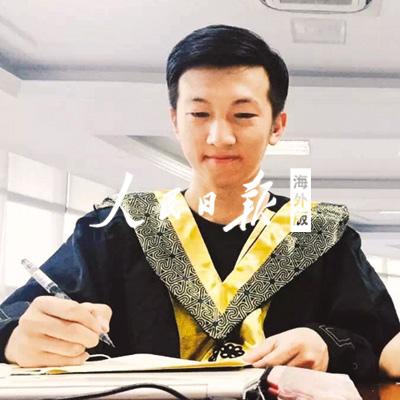 中國(guó)僑網(wǎng)張弘弛在圖書(shū)館看書(shū),。